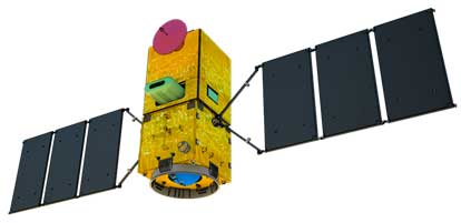 A imagem mostra a foto do primeiro satélite 100% brasileira. Ele é de forma quadrada tridimensional amarela, com placas pretas de cada lado.