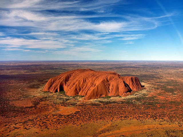 Imagem aérea de um rochedo isolado em uma planície