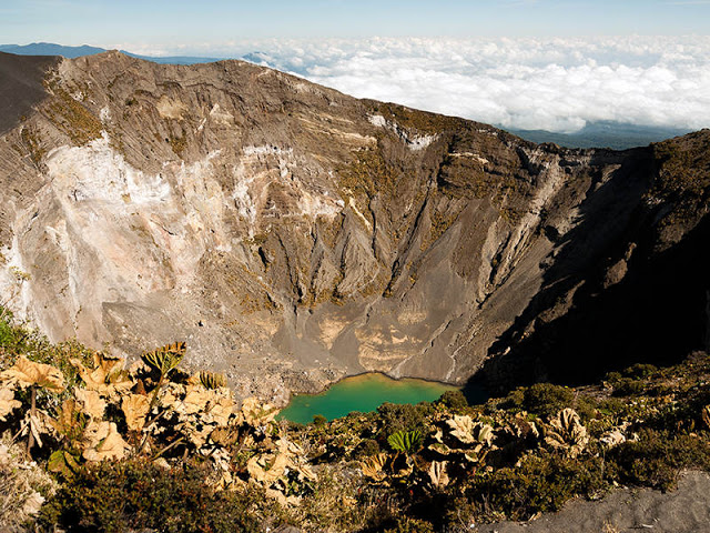 Cratera com água dentro de um vulcão