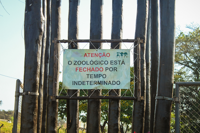A imagem mostra os dizeres: Atenção o zoológico está fechado por tempo indeterminado.