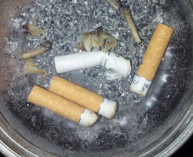 cinzeiro com bitucas de cigarro