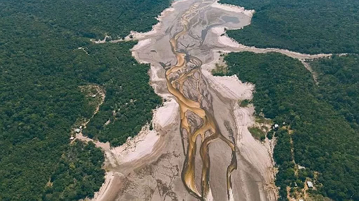 Conhecido pelas águas escuras e extensão de quase 1.700 km, o Rio Negro alcançou a marca de 13,59 metros e a seca de 2023 foi a pior da história em Manaus.