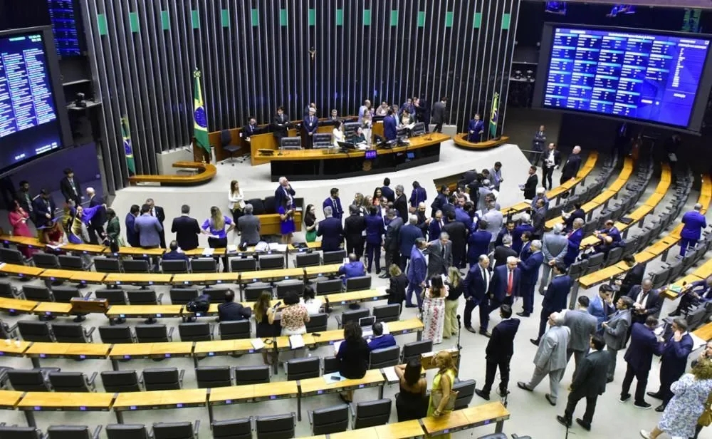 Em uma das últimas decisões significativas do Congresso Nacional antes do recesso de fim de ano, a casa legislativa derrubou o veto do presidente Lula ao Marco Temporal na quinta-feira, 14 de dezembro. 